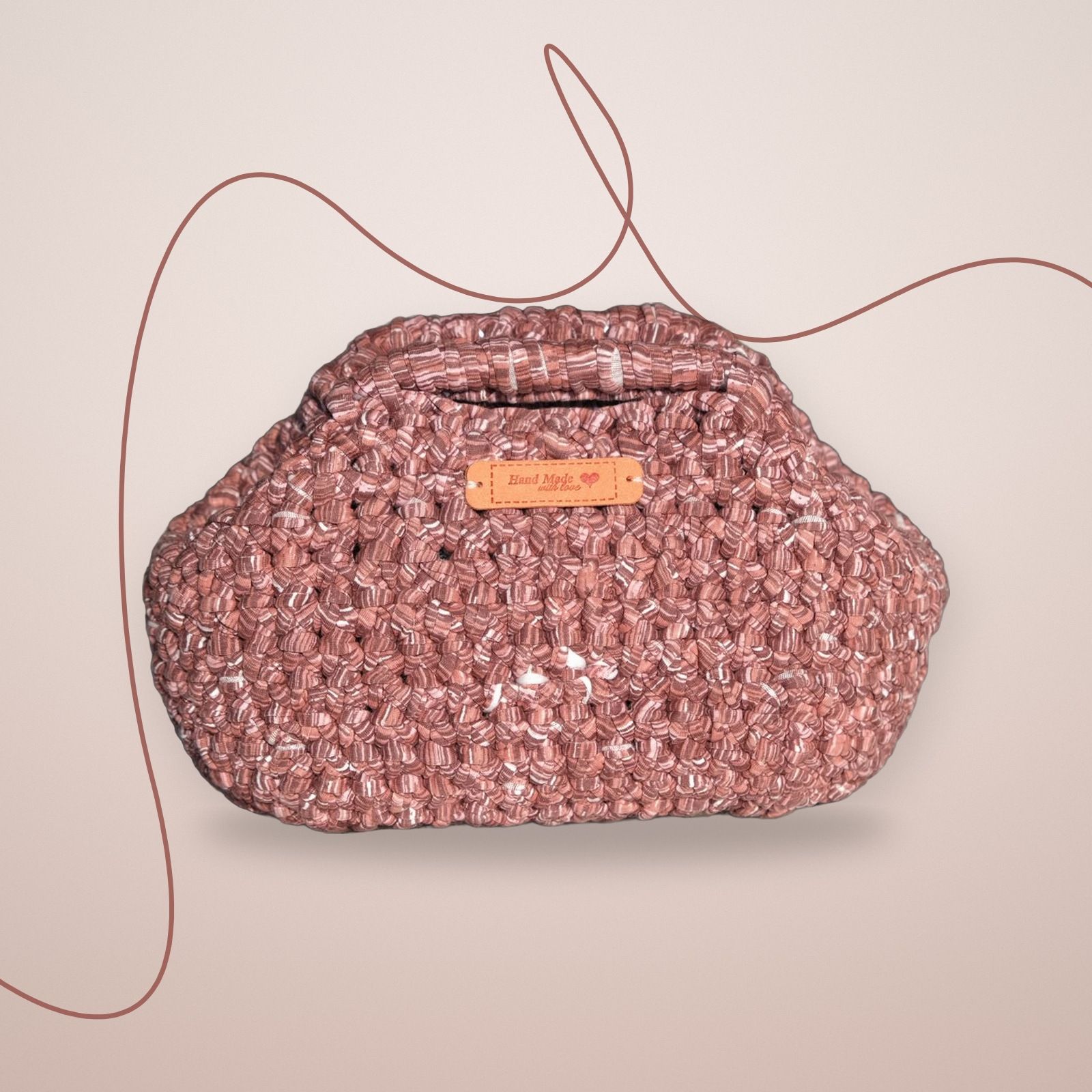 Bauletto all’uncinetto color mattone screziato con etichetta, vista frontale