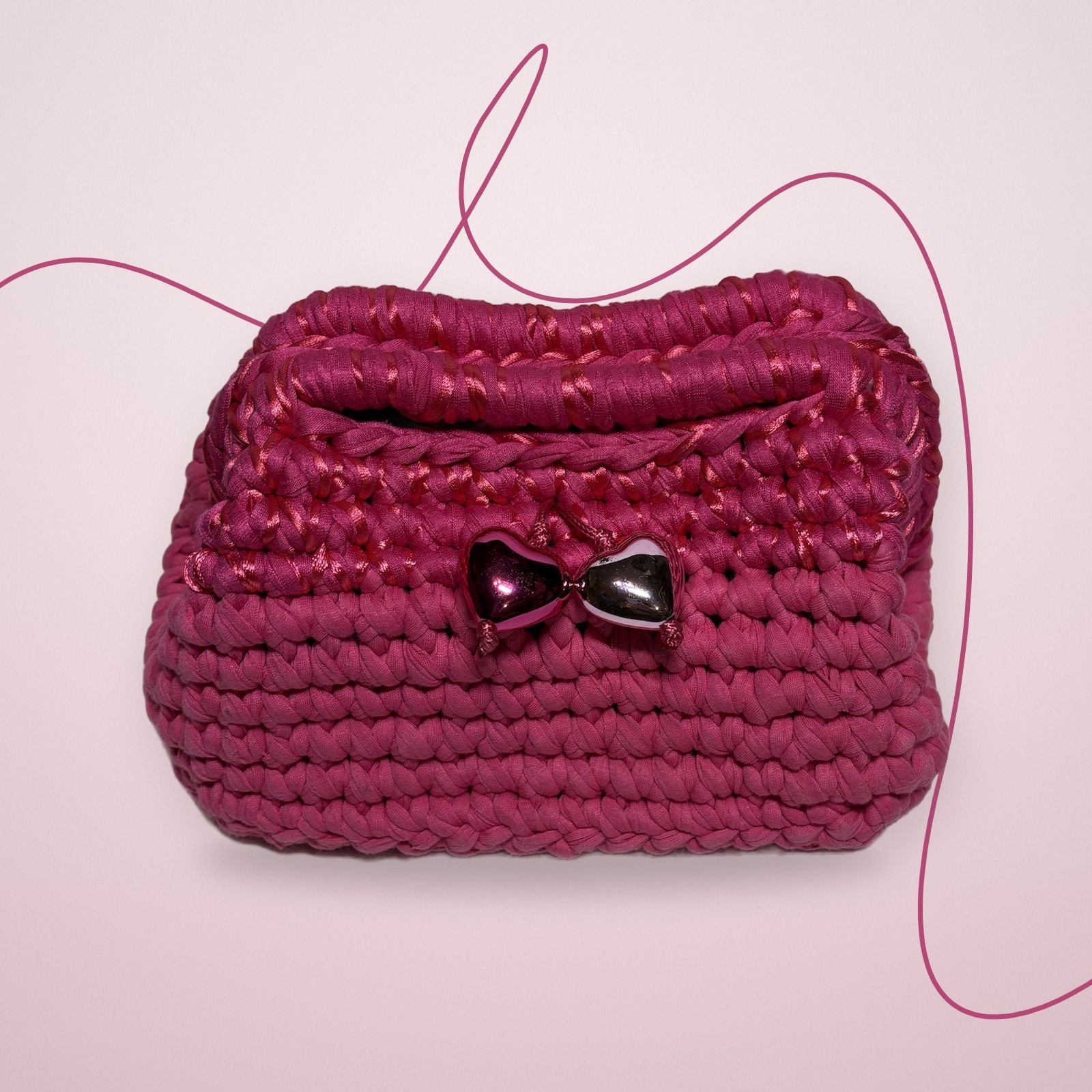 Bauletto rosa all’uncinetto con chiusura a due cuori