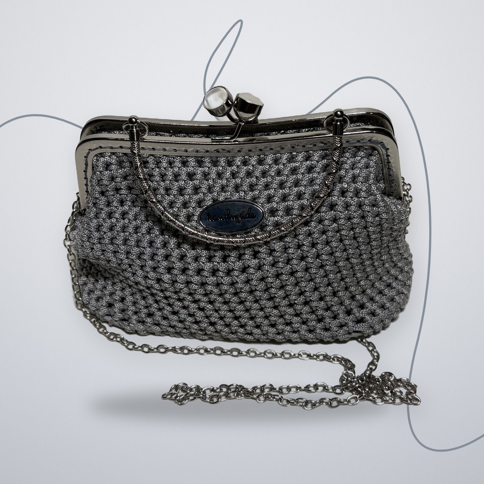 Borsa grigio perla all’uncinetto con cerniera metallica e tracolla a catena
