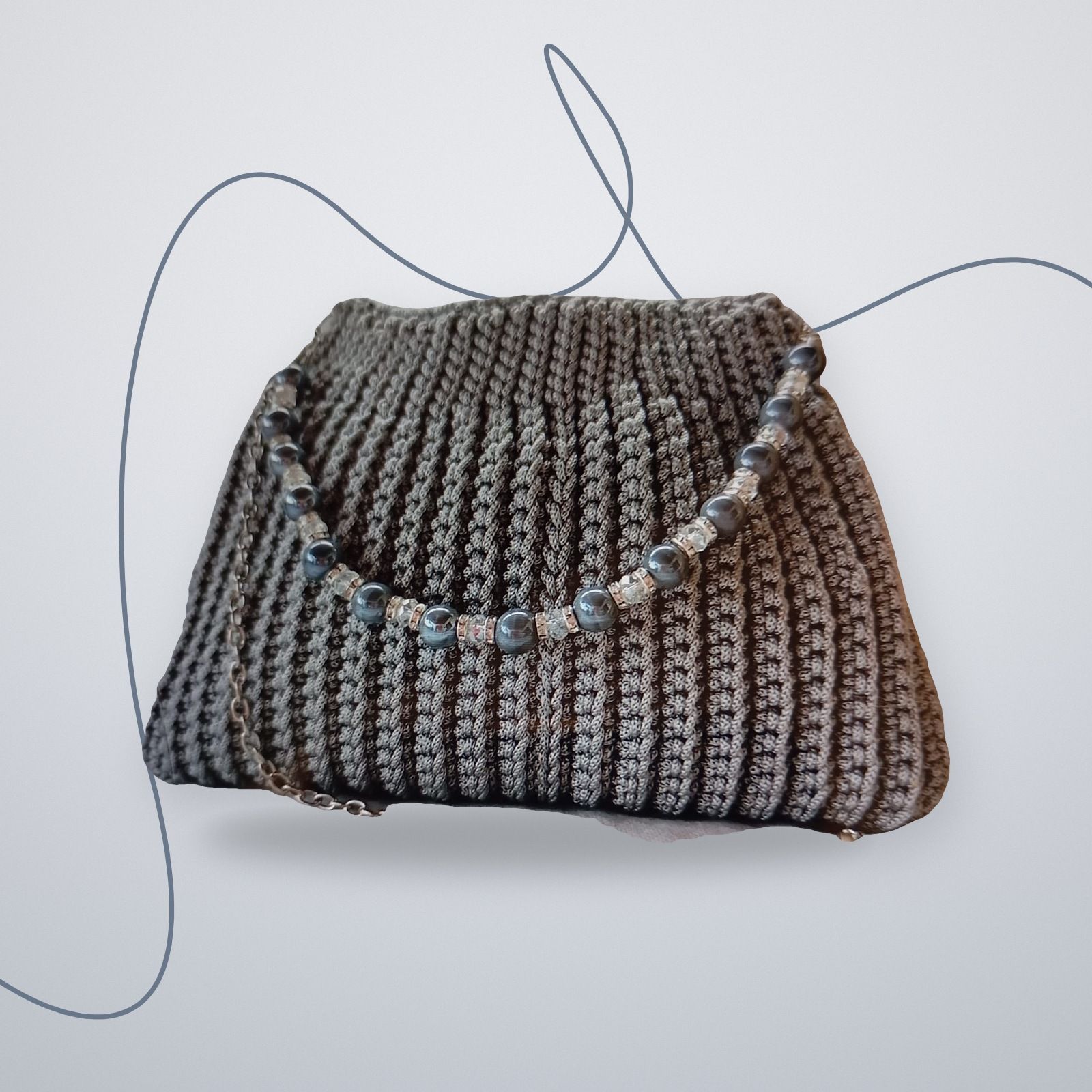 Borsa grigia all’uncinetto a coste con manico di perle e strass
