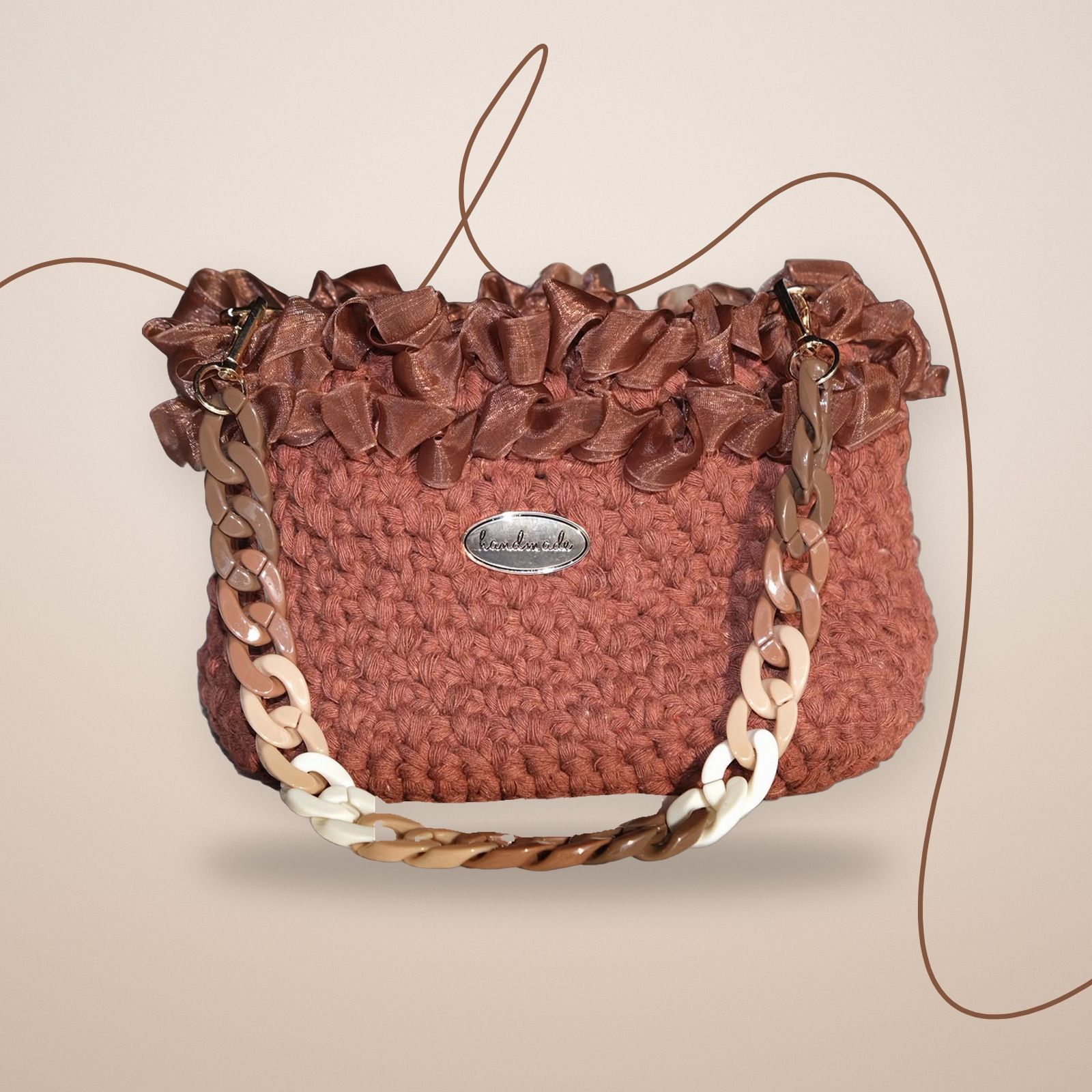 Borsa marrone all’uncinetto con volant in organza e catena a maglie sfumate, vista frontale