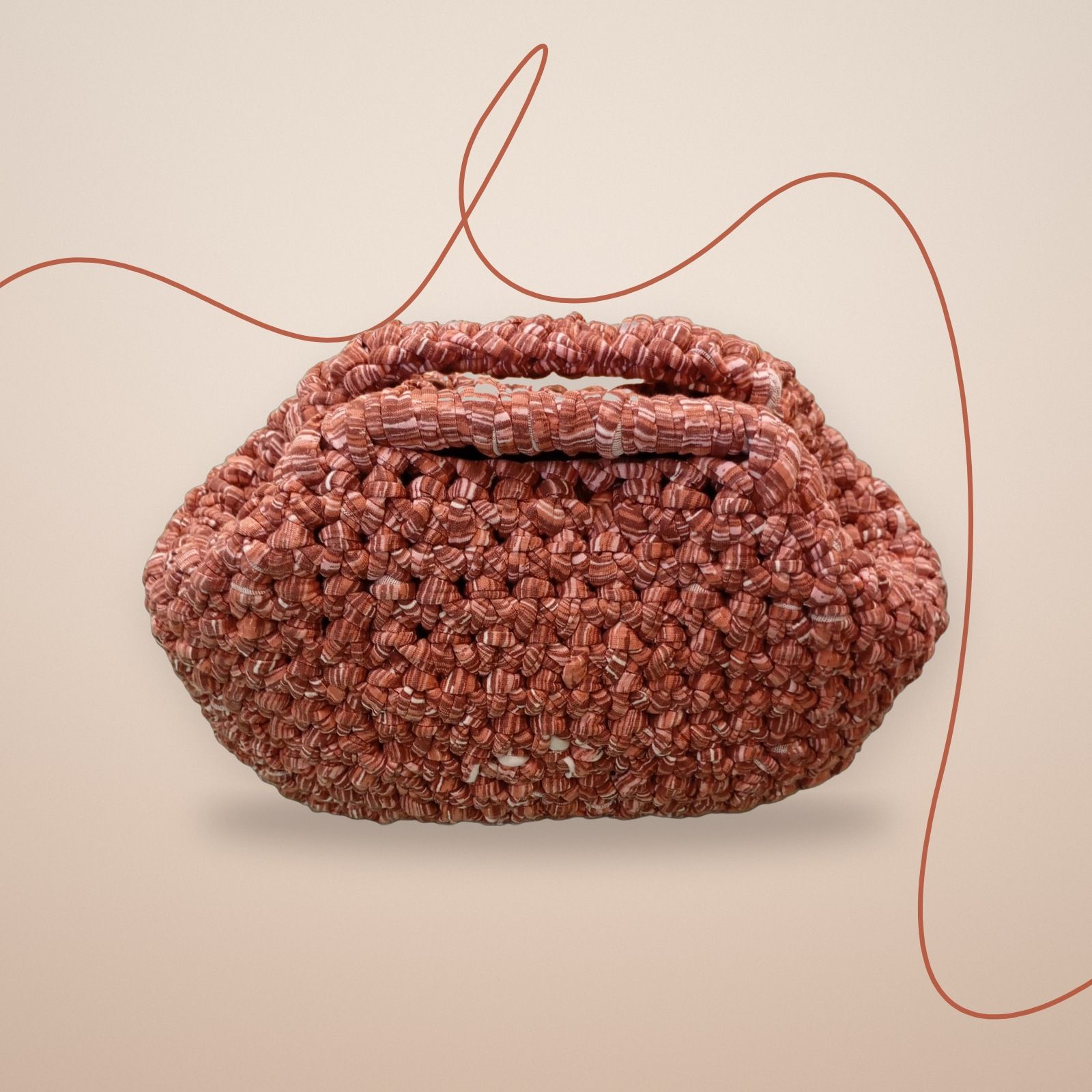Borsa a mano all’uncinetto color terracotta screziato, vista frontale su fondo chiaro