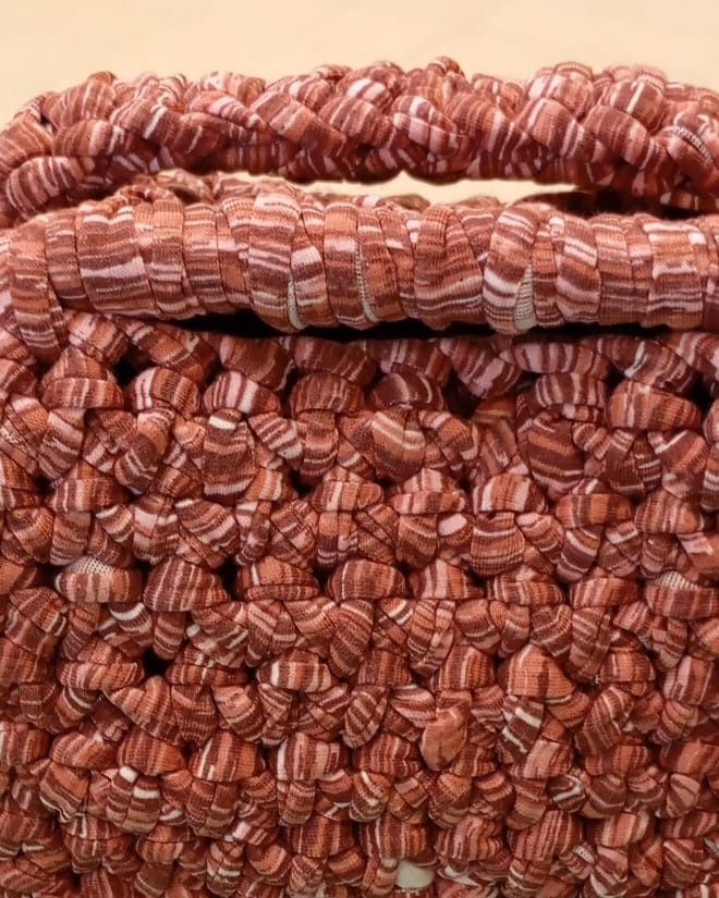 Dettaglio dei manici rivestiti della borsa terracotta