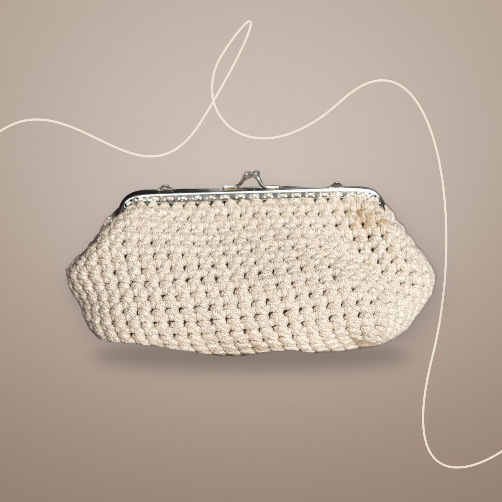 Pochette avorio all’uncinetto con chiusura metallica a scatto, vista frontale