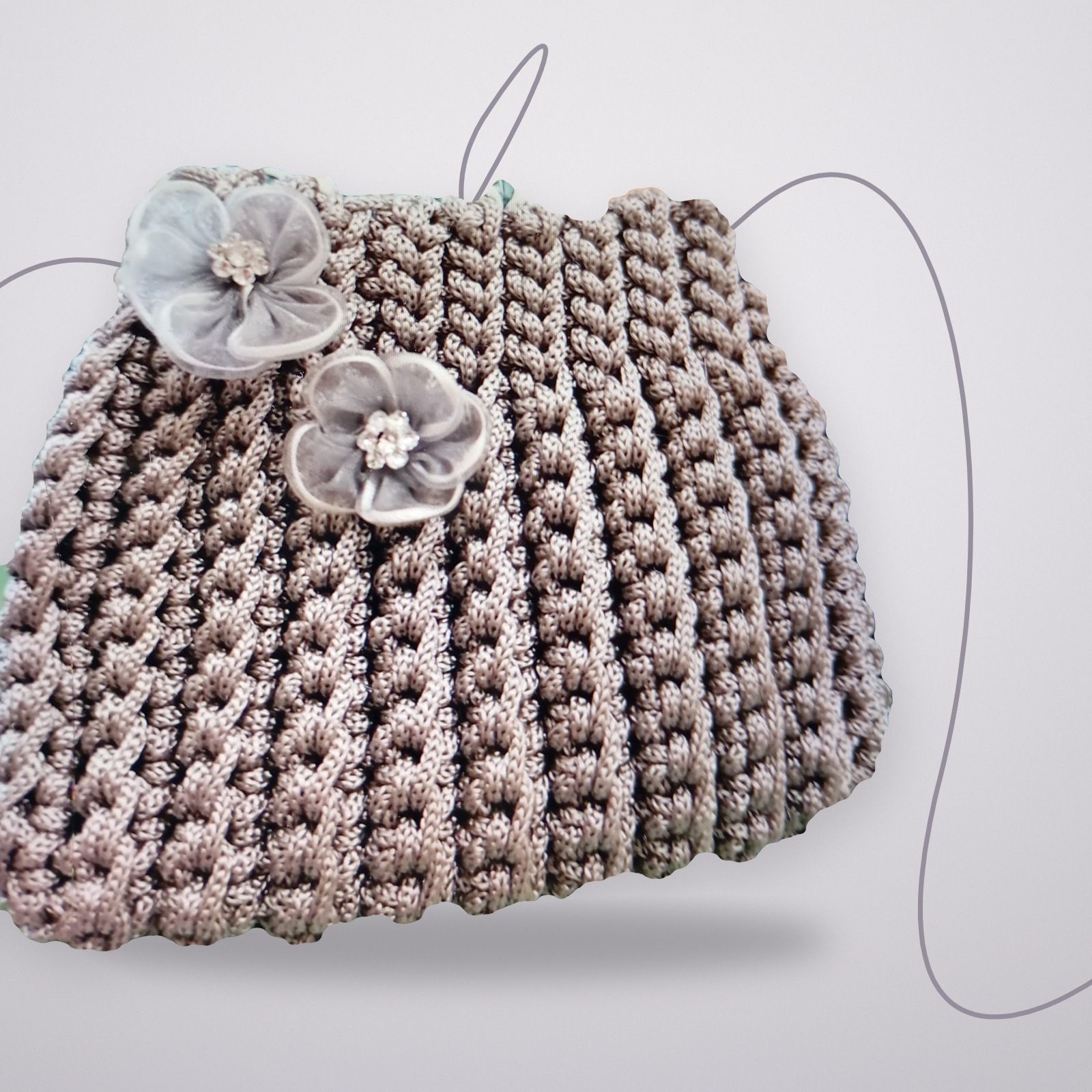 Pochette grigia all’uncinetto a coste con due fiori in organza
