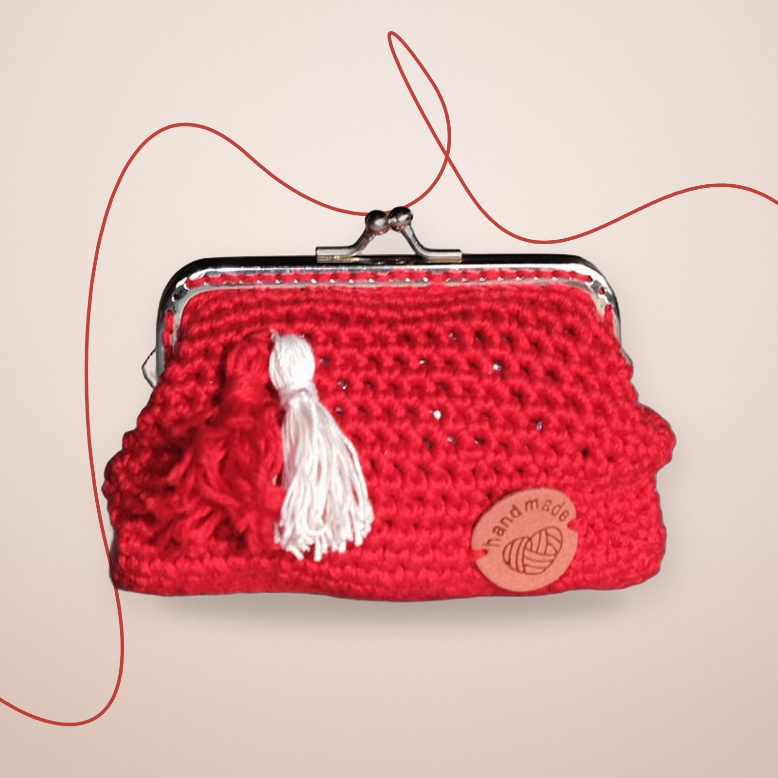 Portamonete rosso all’uncinetto con cerniera metallica, nappina bianca ed etichetta handmade