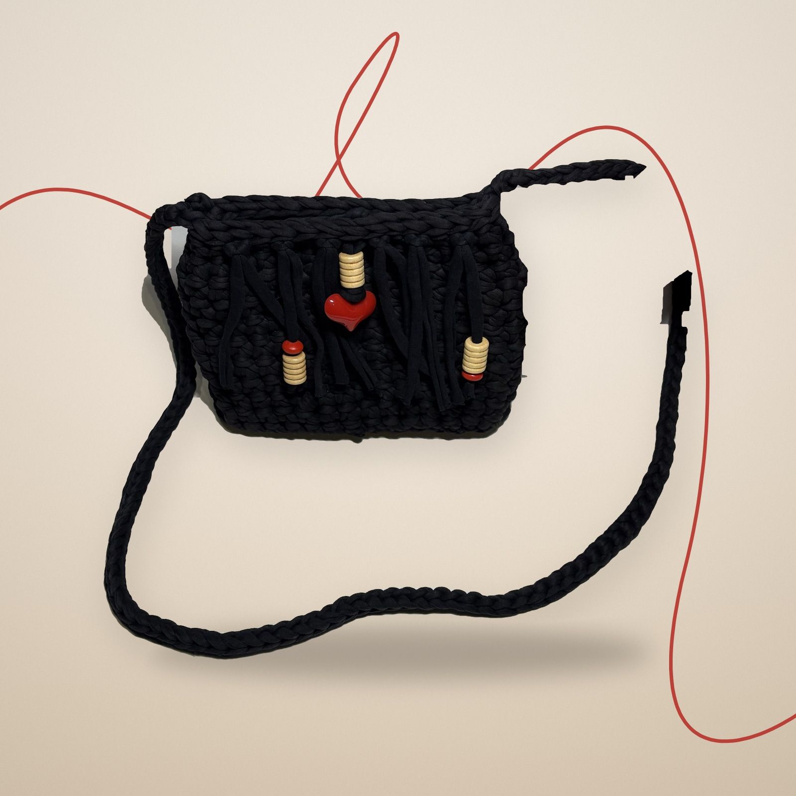 Borsa a tracolla nera all’uncinetto con frange, perline e cuore rosso